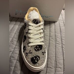 Betsey Johnson ladies SB Sidney skulks sneaker